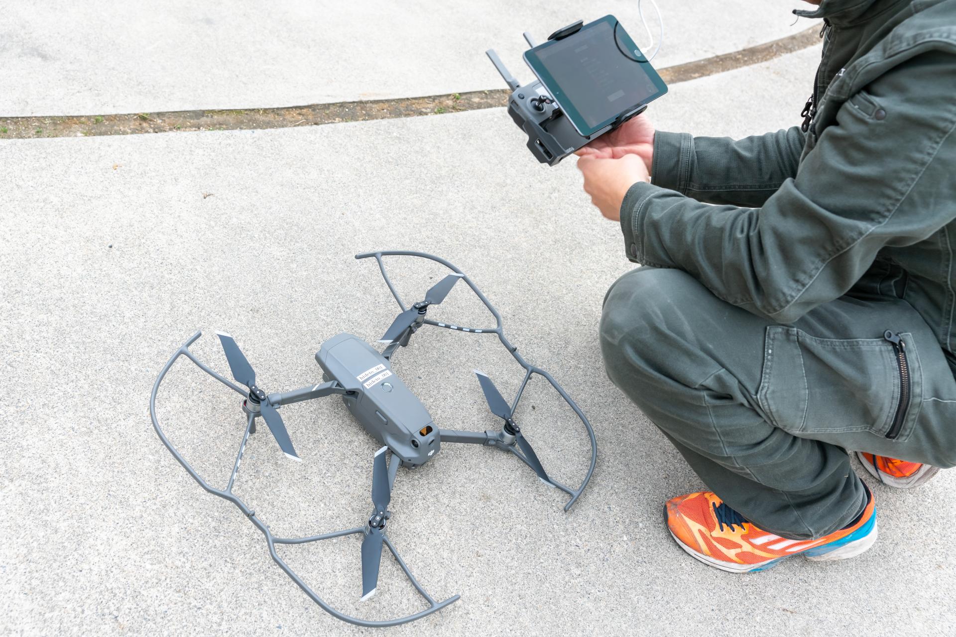 ドローンの操作をしているスタッフの画像