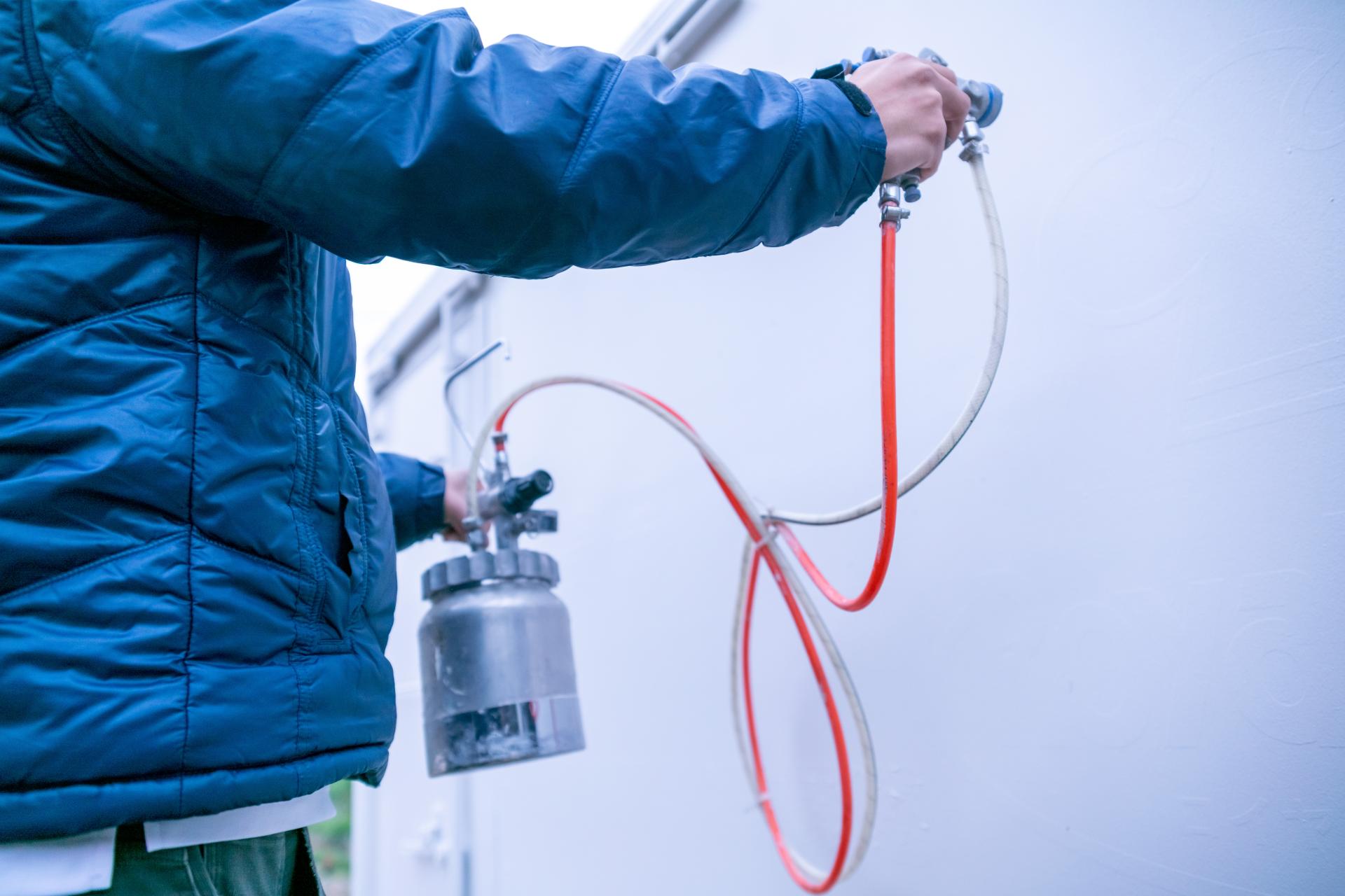 吹き付け塗装をしている画像