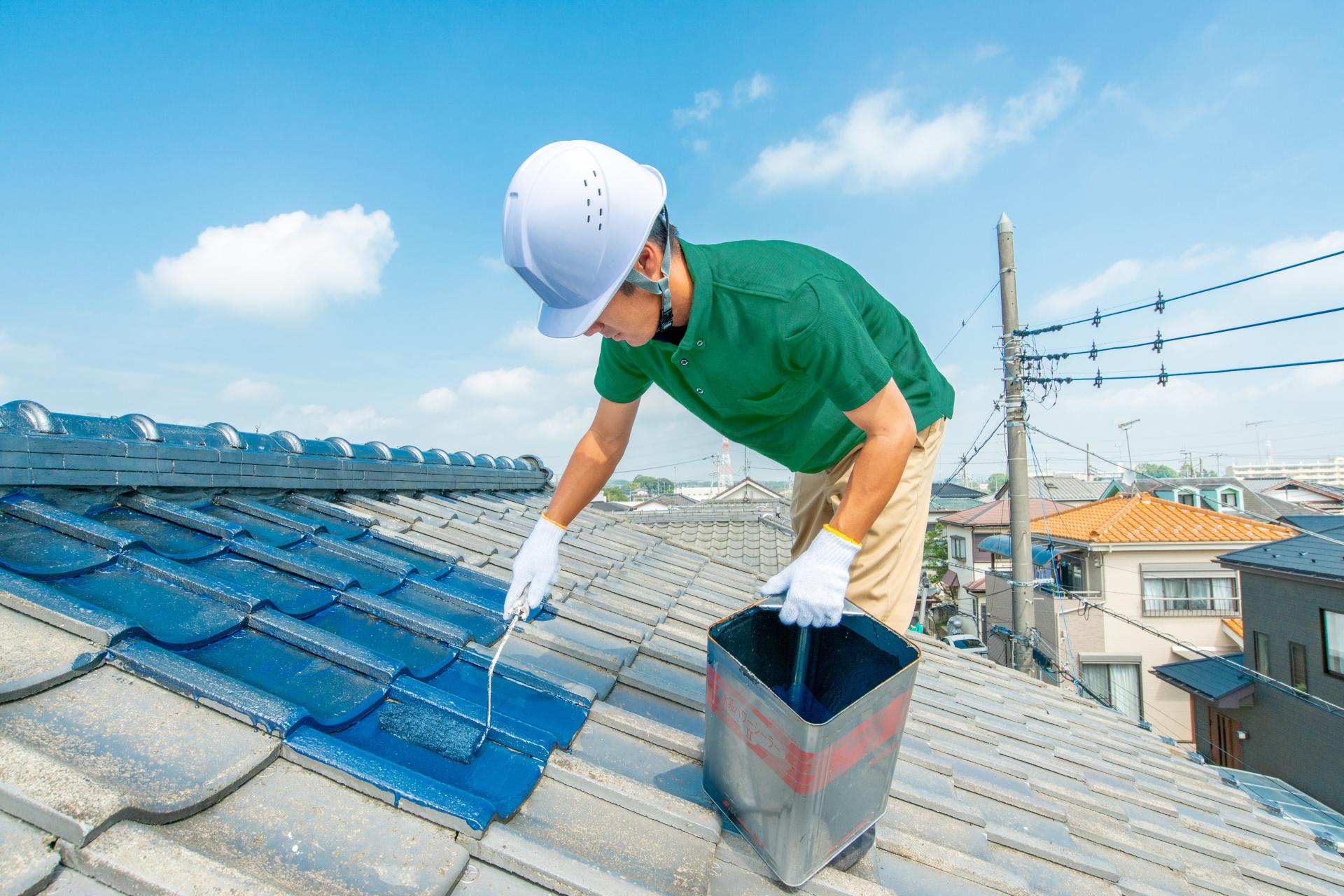 屋根塗装をしている画像