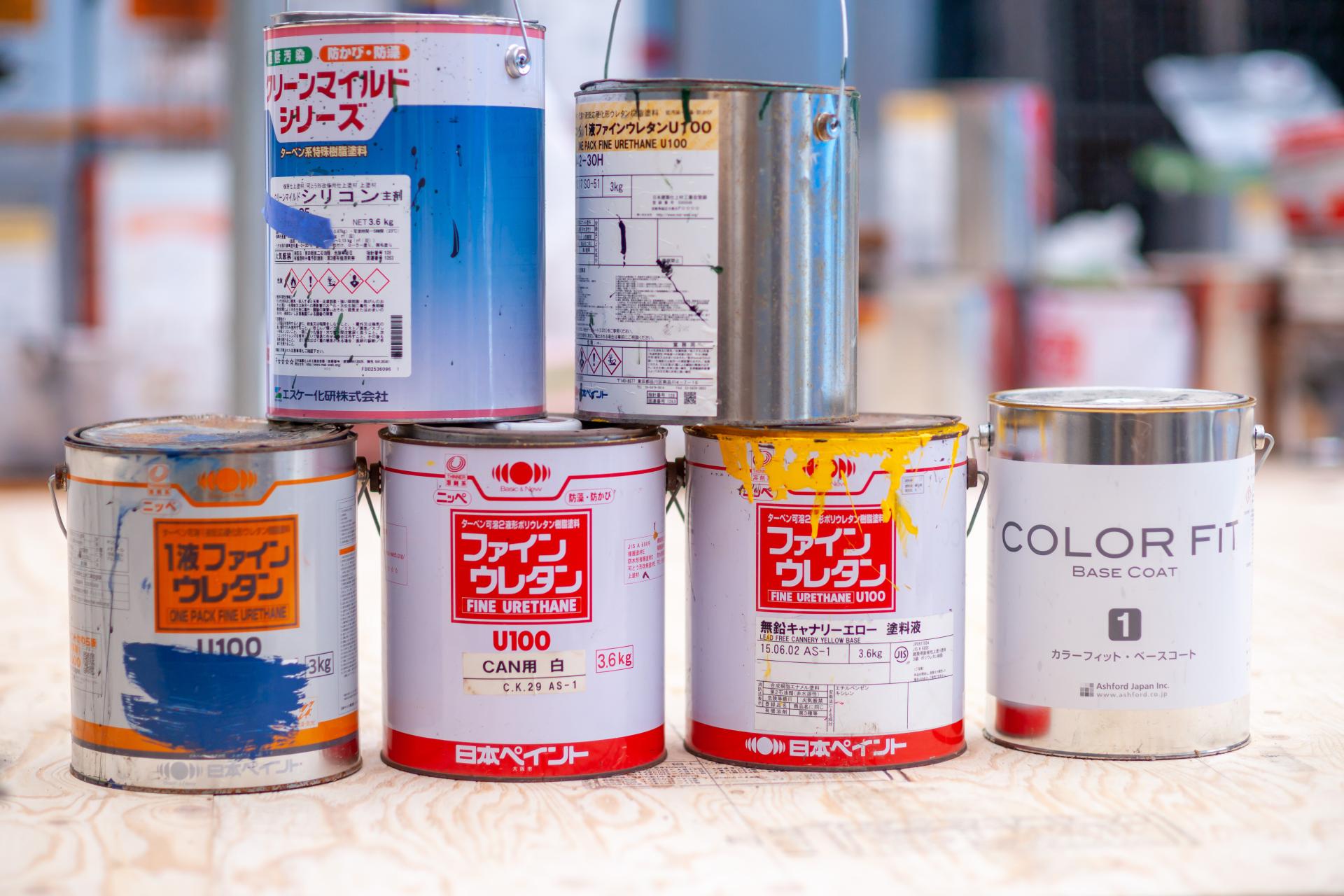 様々な塗料が並んでいる様子